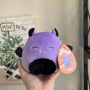 Squishmallows 5” Joldy the bat (damaged tag)